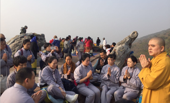 果宁法师在灵鹫山顶带领弟子诵经