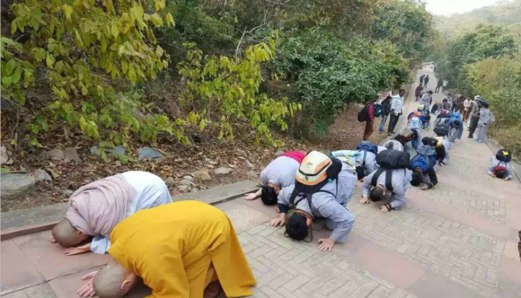 全团一步一拜朝圣灵鹫山