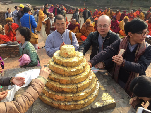 师兄们争先恐后地为佛塔贴金